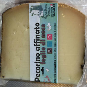 pecorino affinato nelle foglie di noce